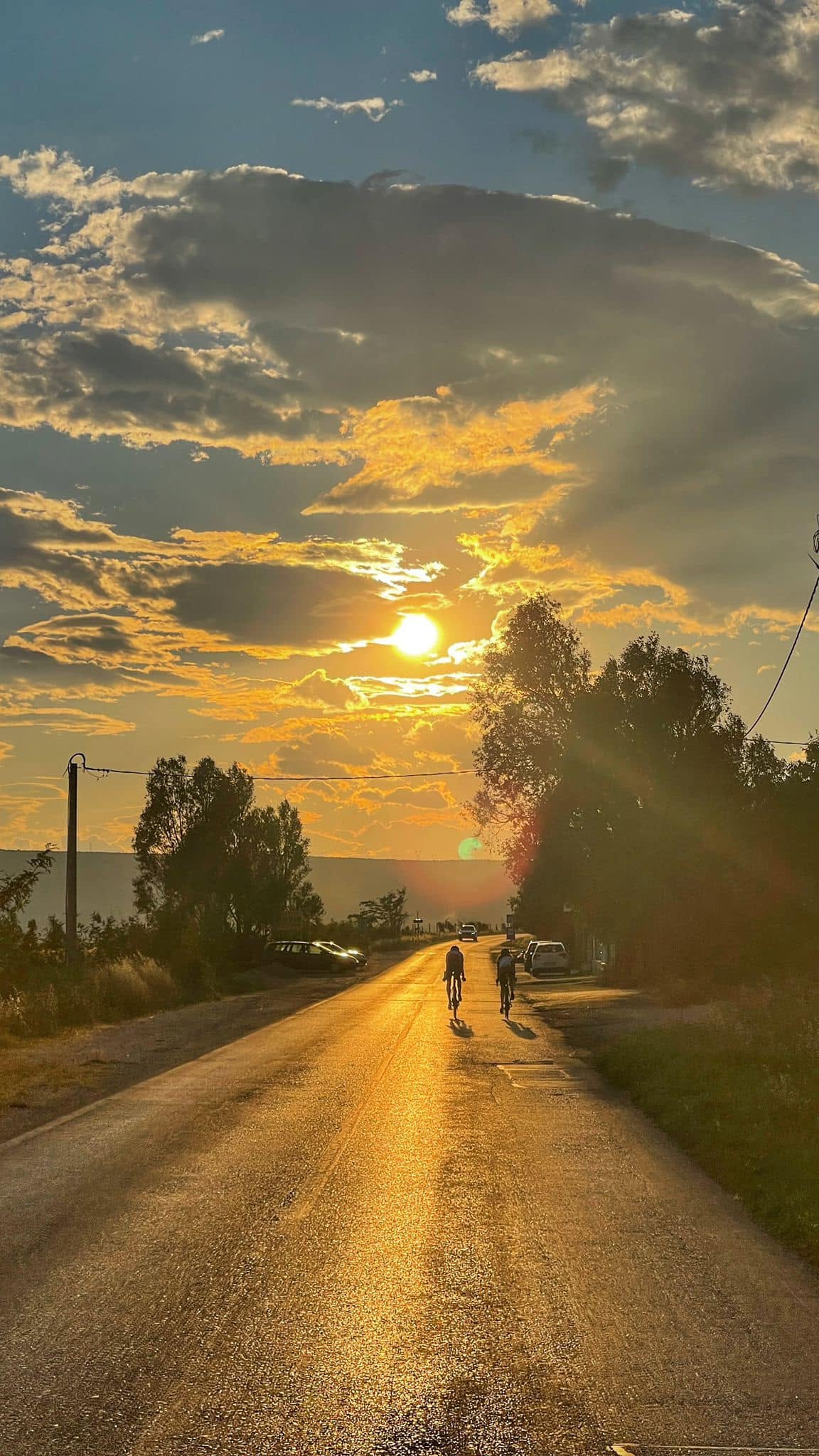 Dva biciklista voze prema zalasku sunca